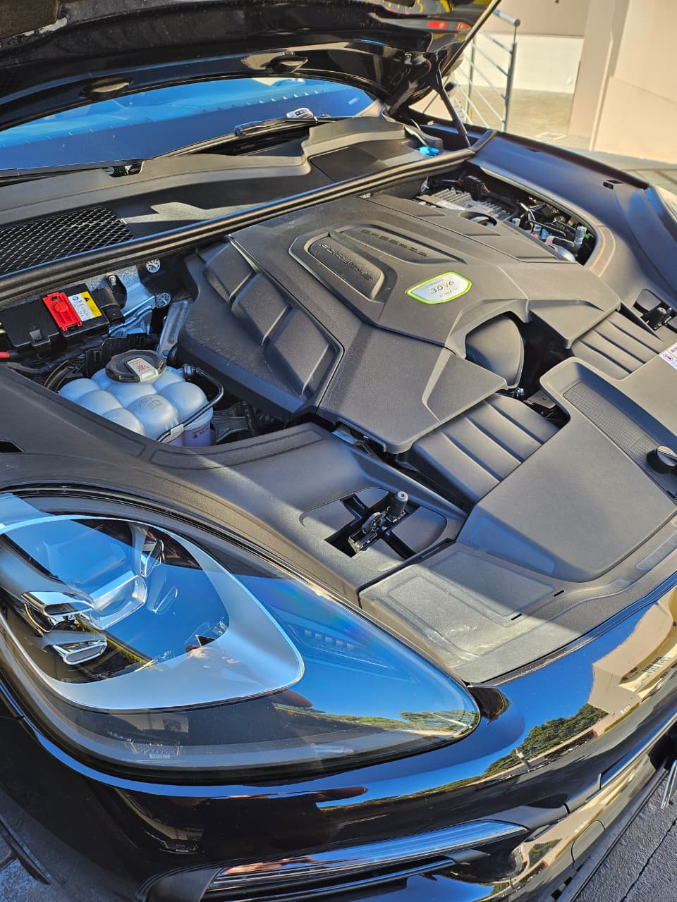 Motor de Porsche após cuidados de estética automotiva na Impertec em Uberaba