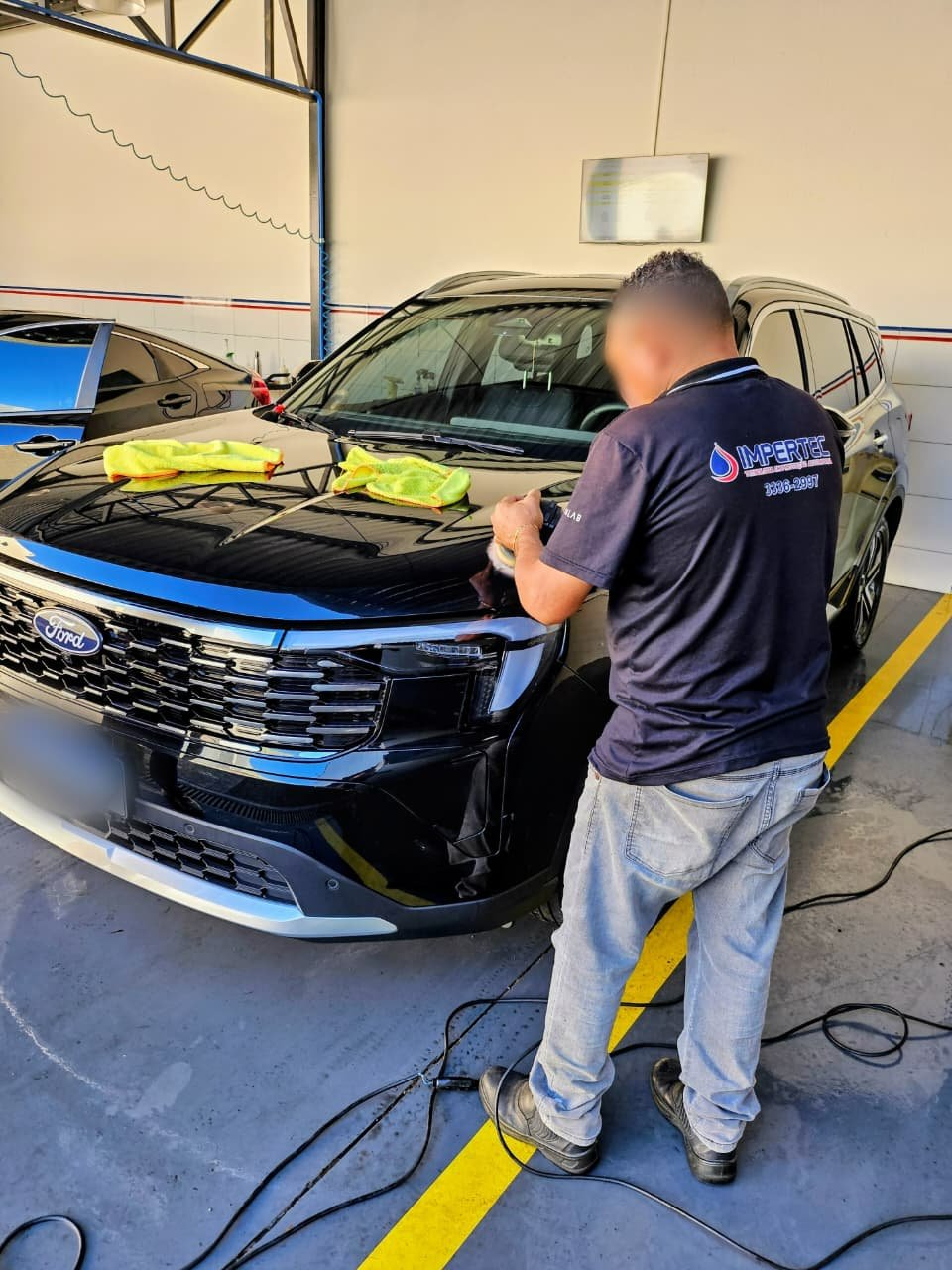 Técnico da Impertec realizando polimento automotivo em Uberaba
